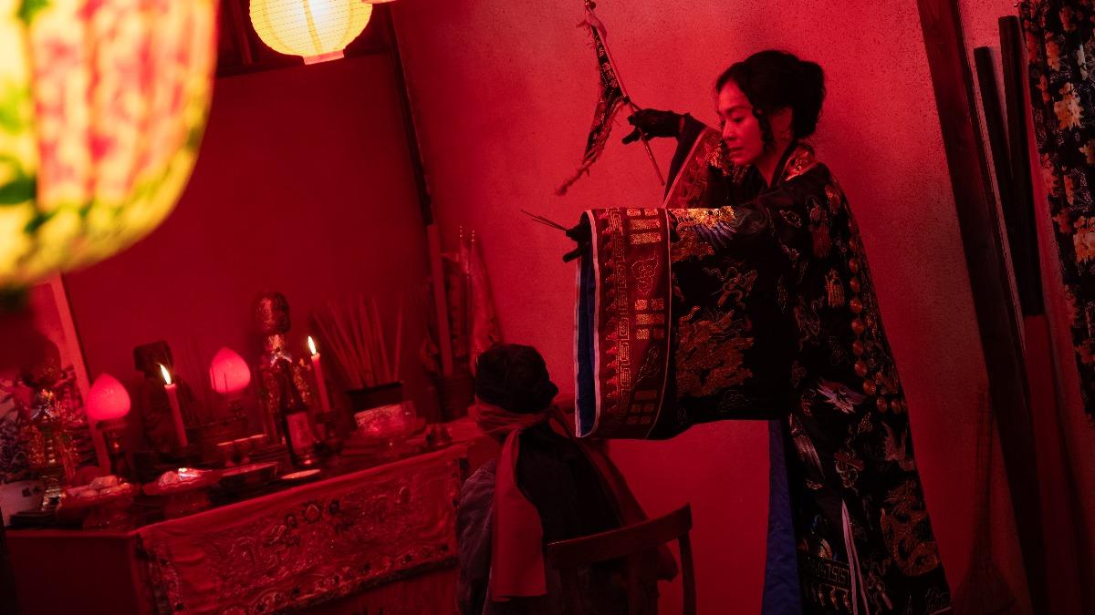 陳雪甄演出「瘋癲感」觀落陰。(圖/公視台語台提供)