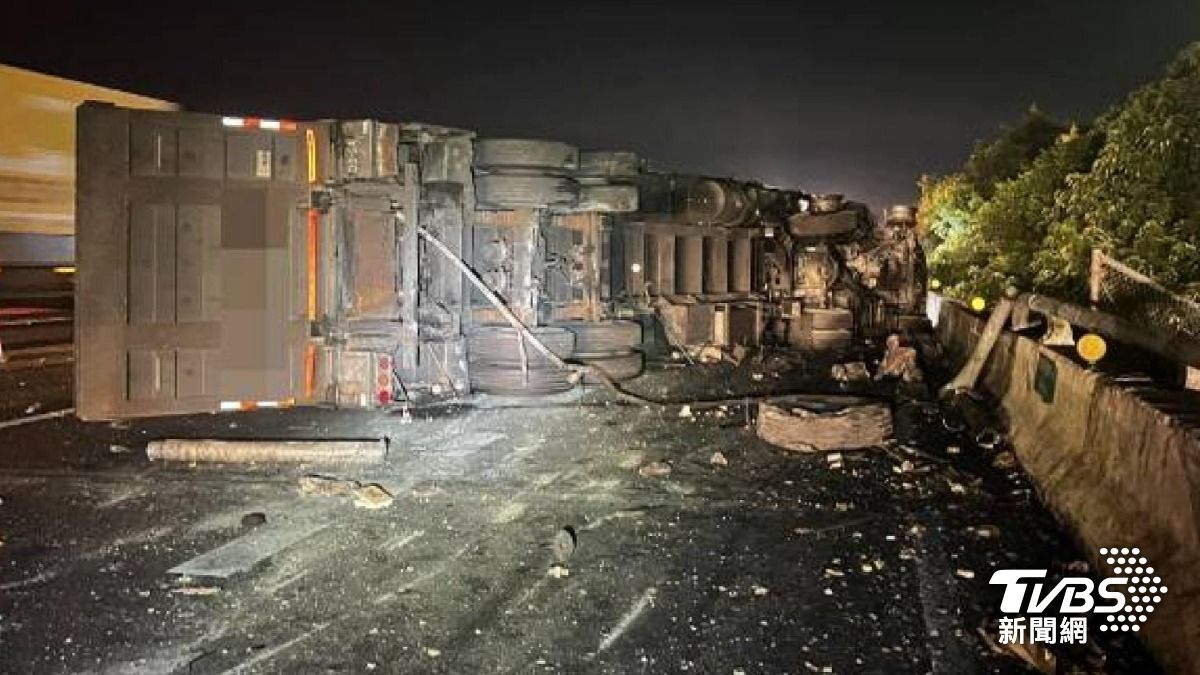 34歲王姓男駕駛雖然車輛翻覆並爆炸，但幸運僅受輕傷。(圖／TVBS)