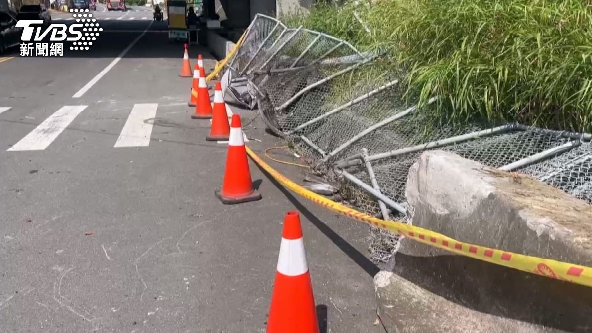 國道邊坡有被撞斷的護欄、水泥塊、隔音牆與車體零件散落各處。(圖／TVBS)