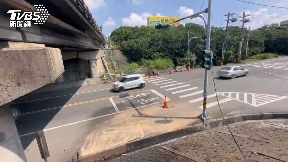 肇事駕駛不僅要賠償國道設施的損失，平面道路上的損害也必須負賠償責任。(圖／TVBS)