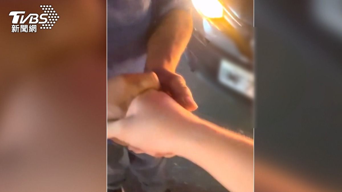 主動與車主握手致意，認錯態度良好。(圖／Threads)
