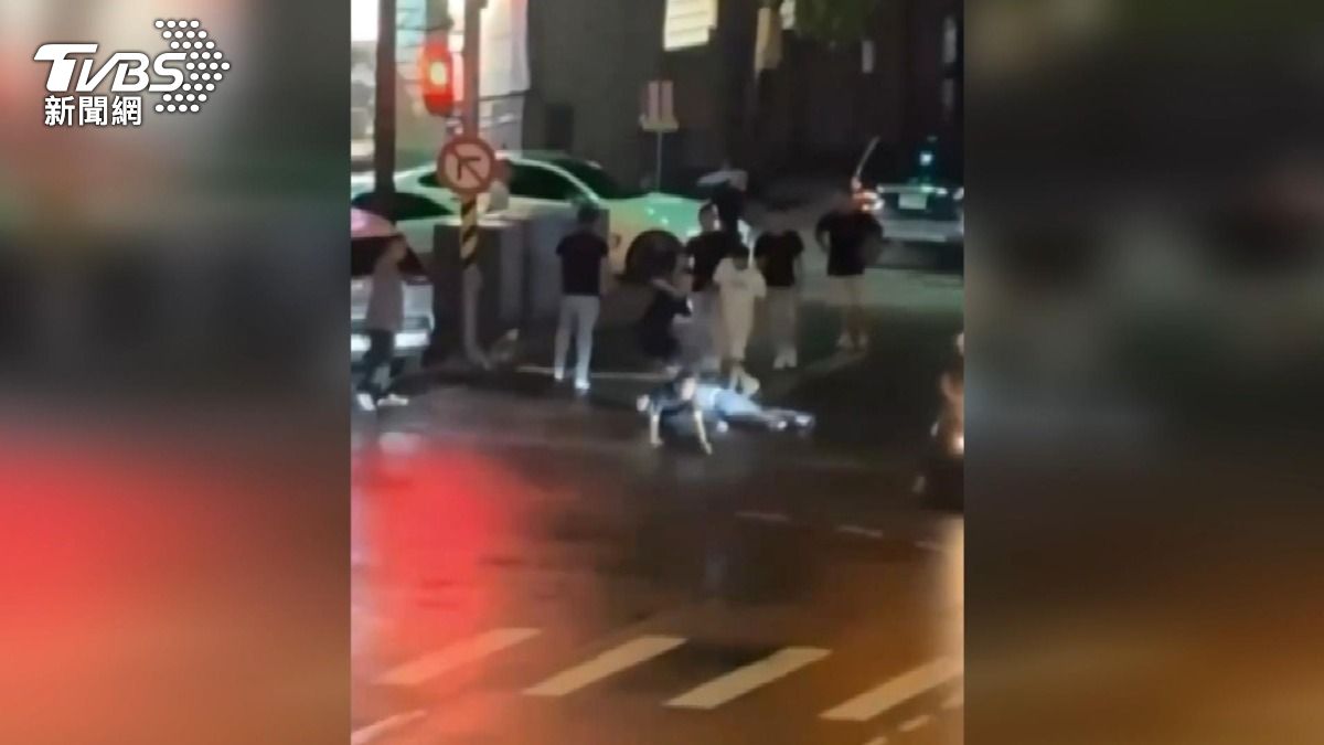 二手車交易起衝突!買家約談判「帶人圍毆」,無辜男慘斷3肋骨。(圖/TVBS)