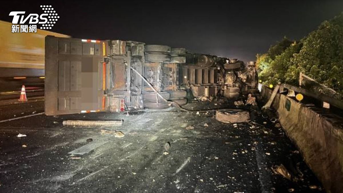 駕駛恍神!國1聯結車撞護欄燒成火球 零件噴飛平面道路