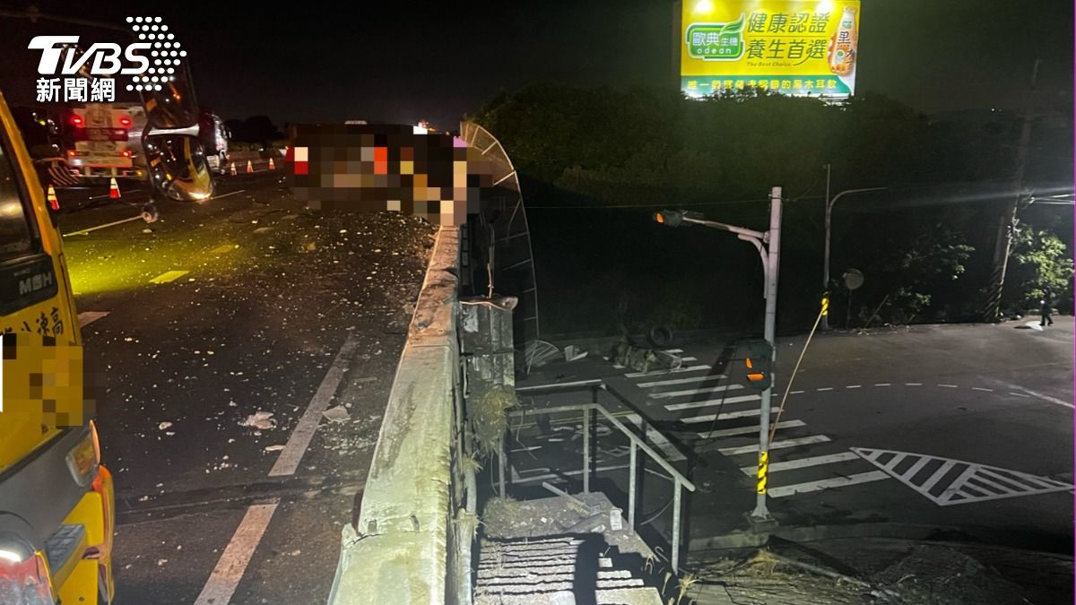 車禍現場波及平面道路。(圖/TVBS)