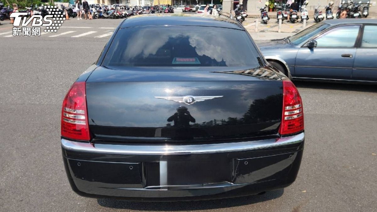 網友將chrysler 300c誤認為賓利車。(圖/TVBS)