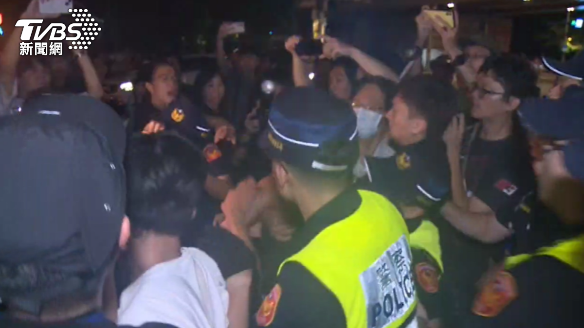 公館圓環拆除,民眾不滿抗議爆衝突。(圖/TVBS)