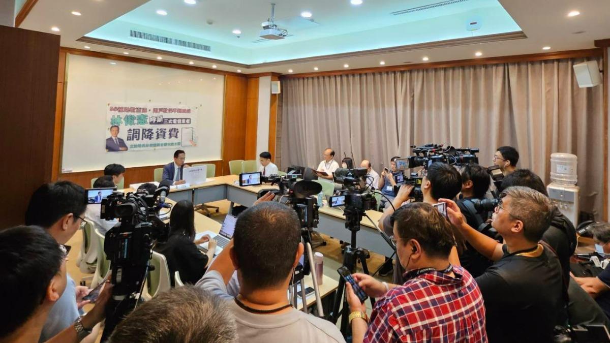 立委林俊憲日前開記者會點出5G高資費和品質問題。(圖/翻攝自林俊憲臉書)