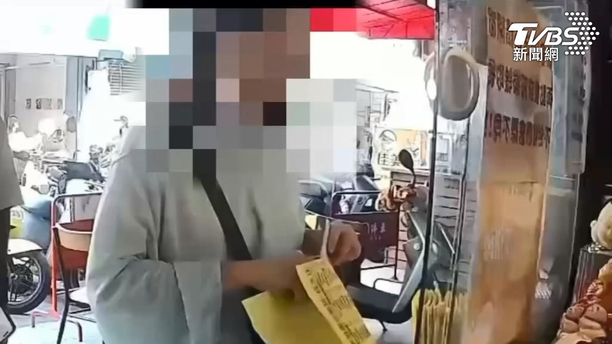女顧客買炸物要求胡椒多,又嫌會太鹹,加上口氣差,被業者怒轟「滾」!(圖/TVBS)