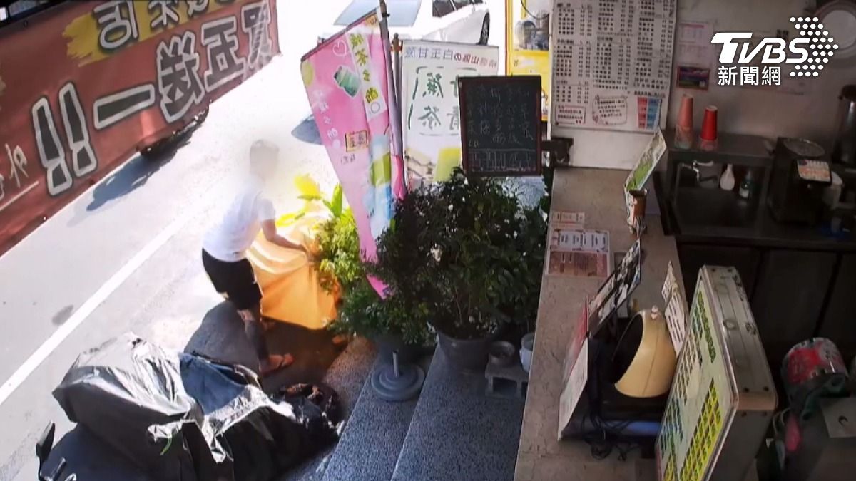 台南關廟一名男子在路口迴轉時撞倒飲料店前兩部機車，卻未報警也未通知店家。（圖／TVBS）