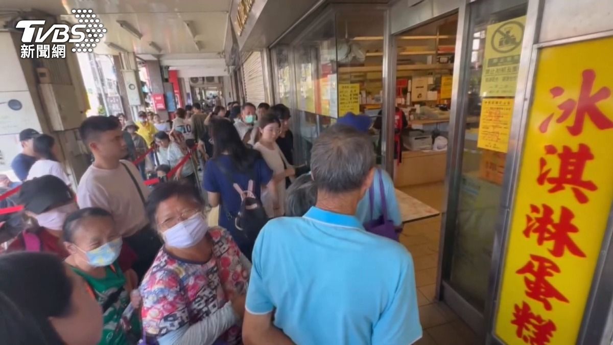 蛋黃酥名店「閉關19天」趕單!民眾排隊搶購。(圖/TVBS)