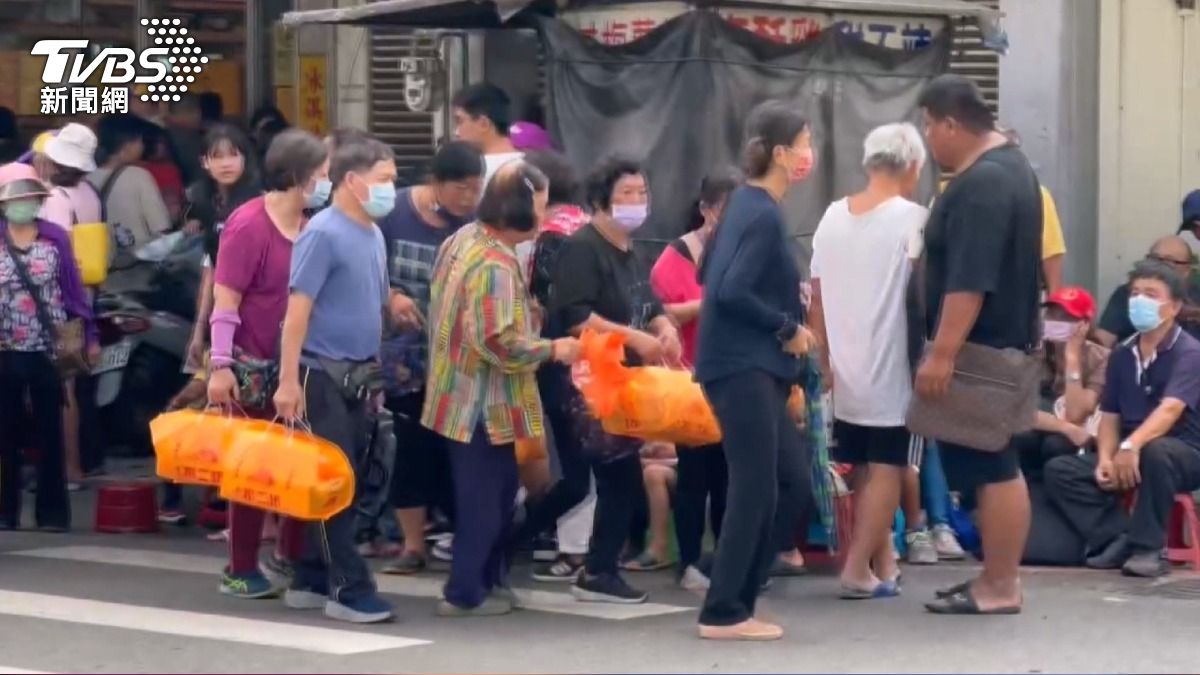代購價翻倍!業者:網路15顆1500元。(圖/TVBS)