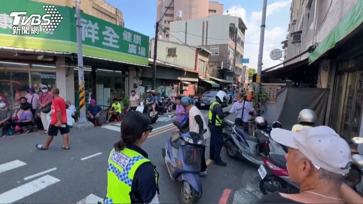 排隊人潮擠爆街道「鄰居投訴」難忍交通亂象。(圖/TVBS)