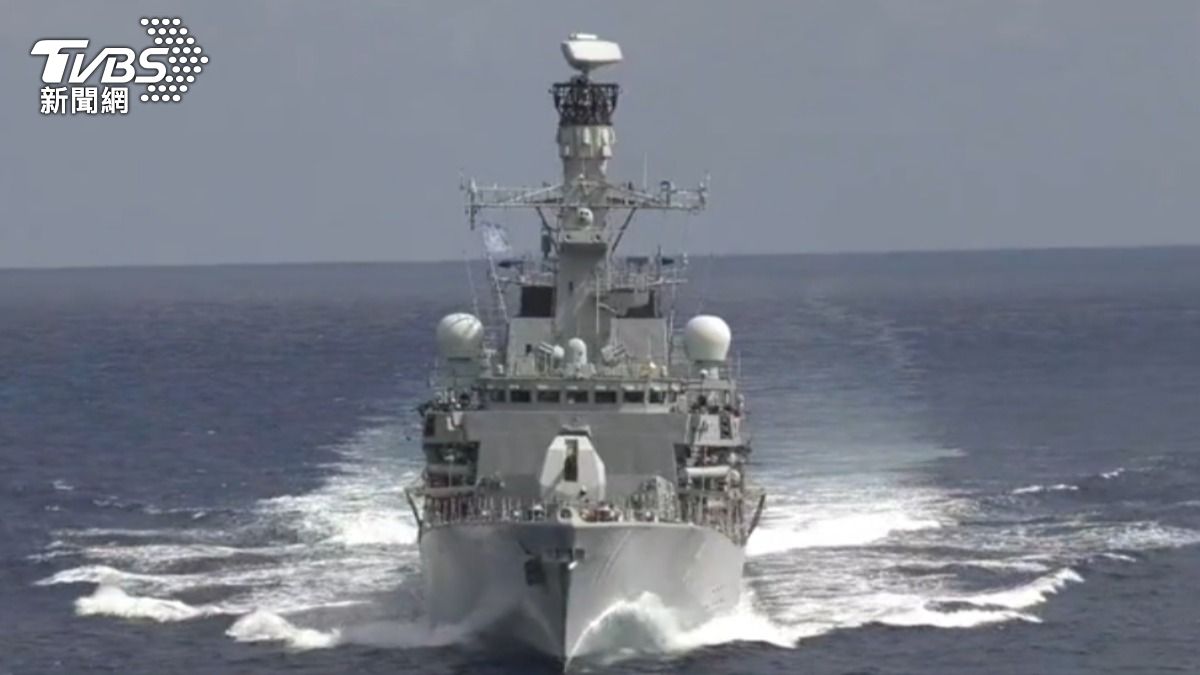 英國海軍的護衛艦「里契蒙號」行經台灣海峽。(圖/TVBS)