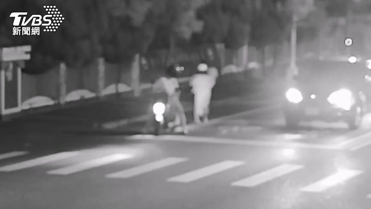 女子擔心被前男友動手，跳車狂奔向警方求助。 (圖／TVBS)