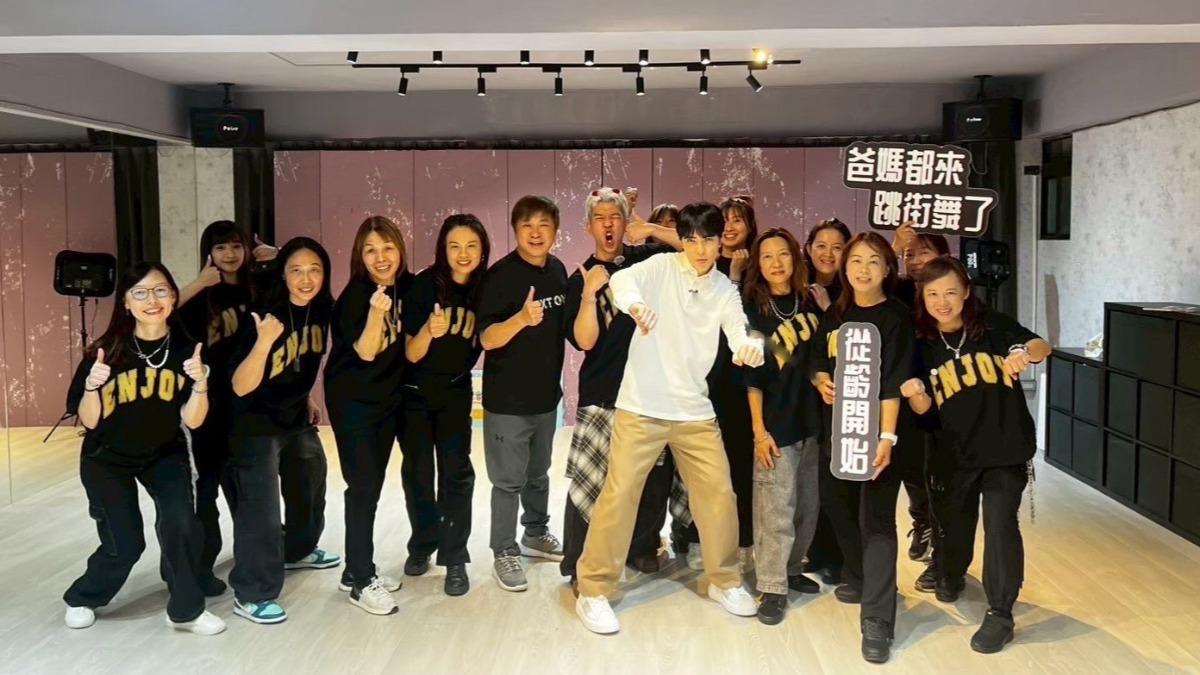 胡瓜和蕭敬騰學習潮流舞蹈。（圖／下面一位提供）
