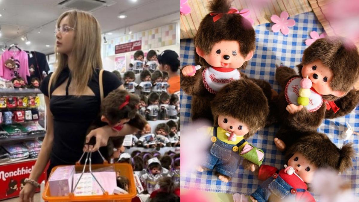 Lisa也被粉絲驚奇地捕捉到，在商店內狂掃「蒙奇奇」畫面。（圖／翻攝自Ｘ、IG@monchhichi_official）