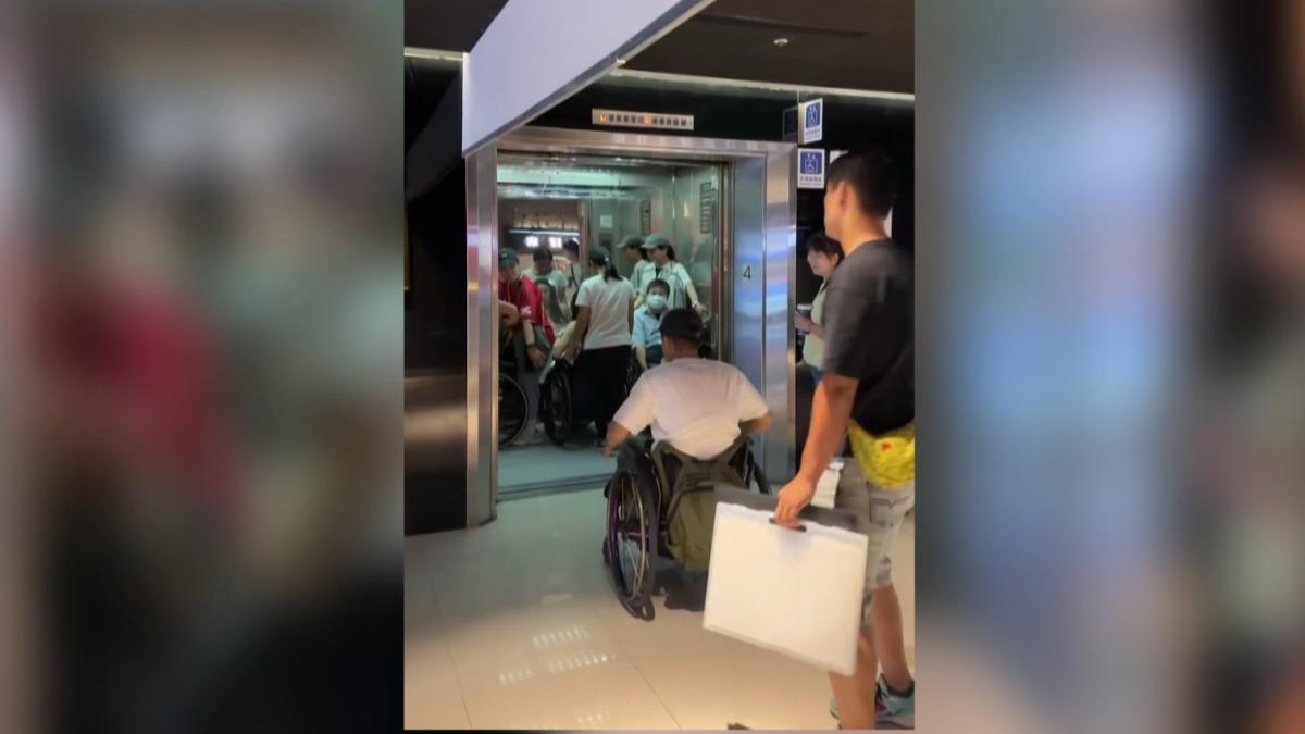 捷運公司呼籲輪椅旅客務必搭乘電梯以確保安全。(圖/民眾提供)