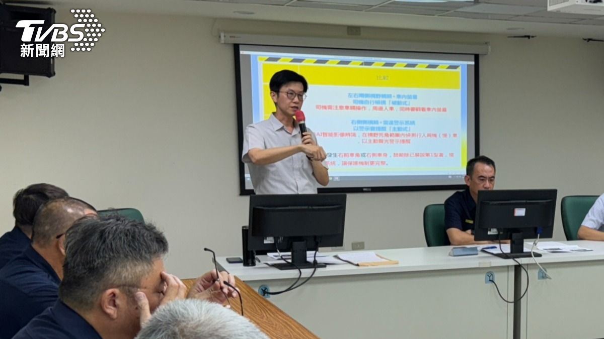 高雄市交通大隊長黃元民開大型車座談會。(圖/TVBS)