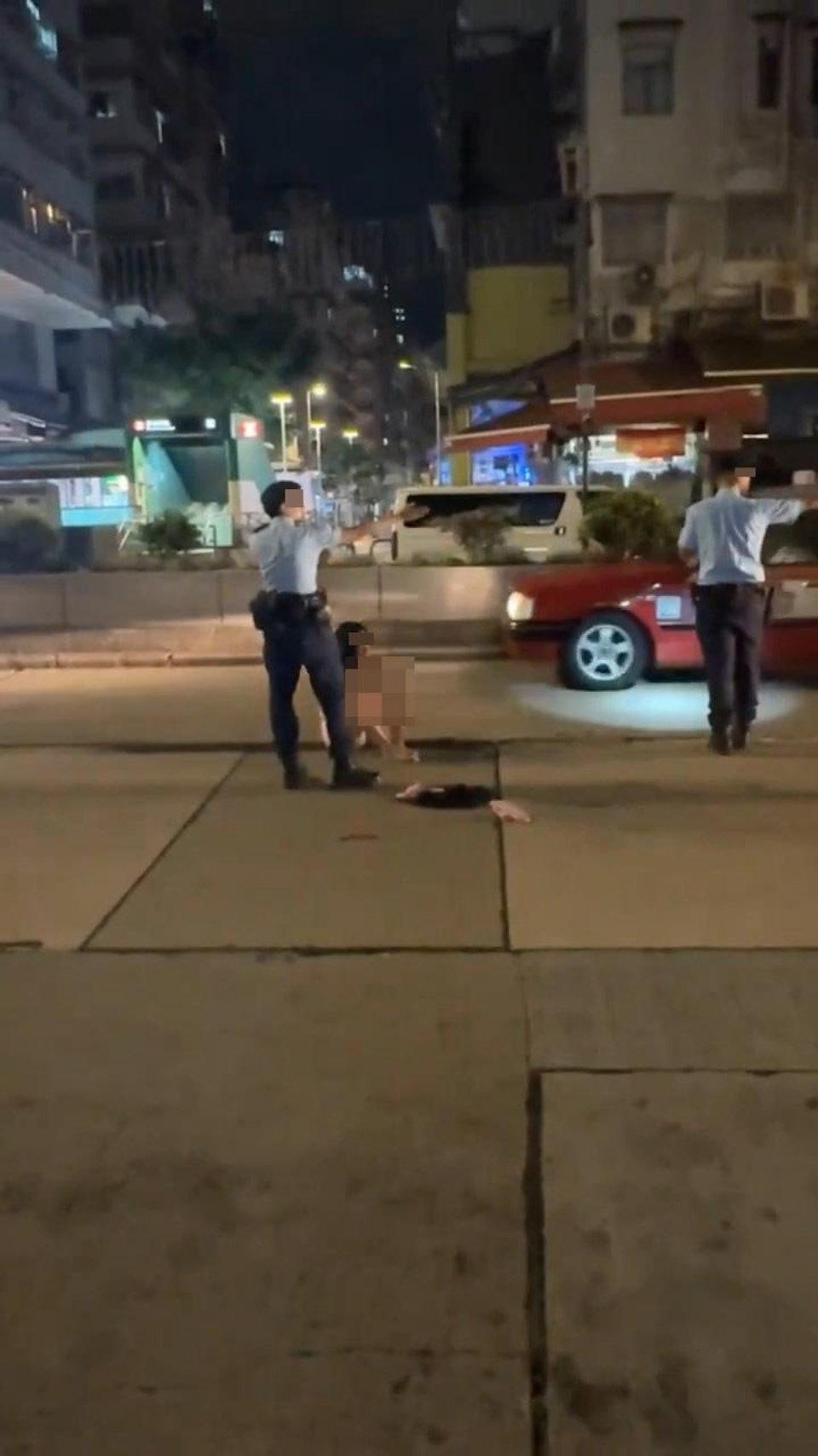 員警勸不動女子,只好繼續在旁指揮交通。(圖/翻攝自X)