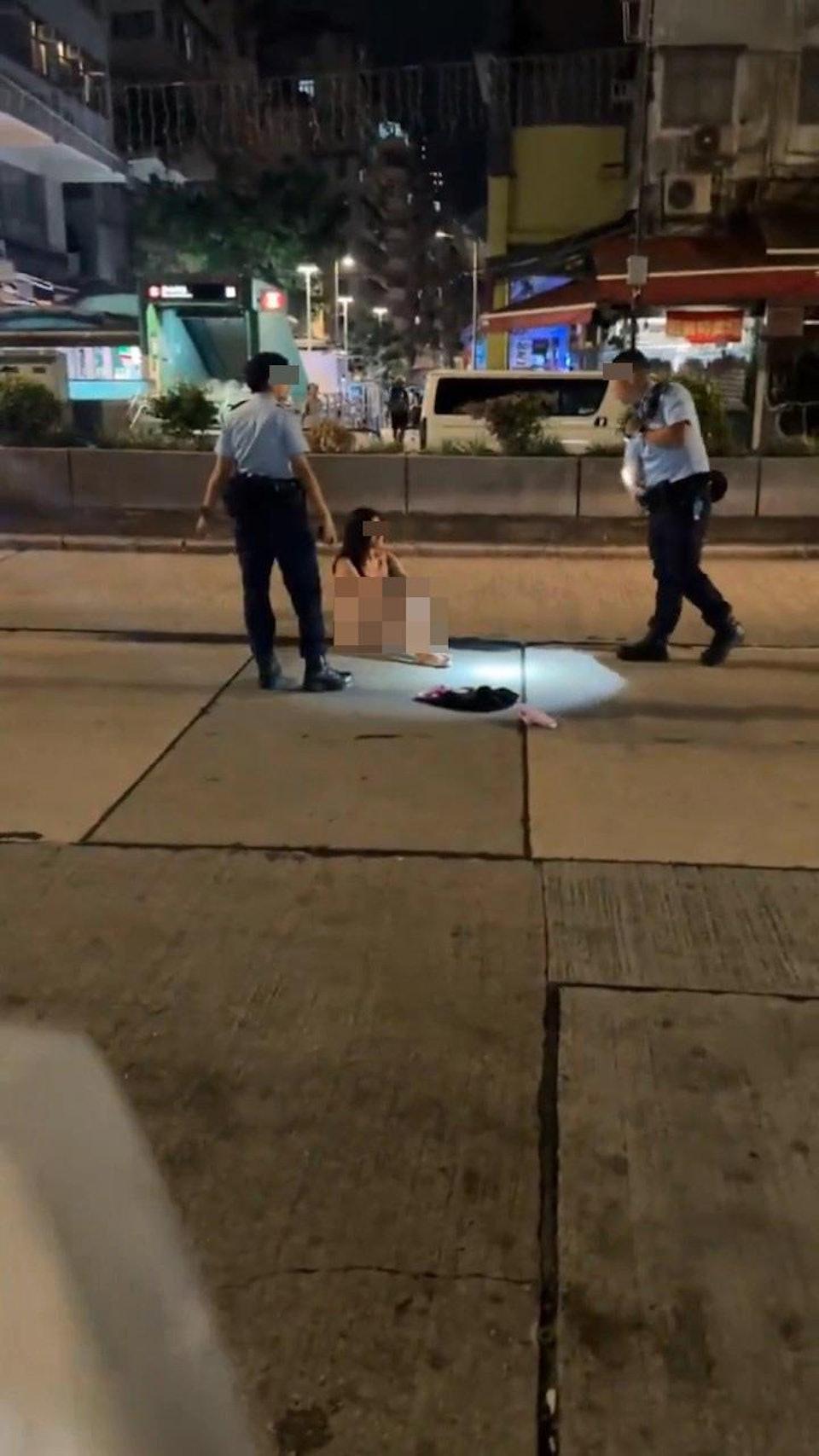 長髮女只穿內衣呆坐在馬路中間不願離開。(圖/翻攝自X)