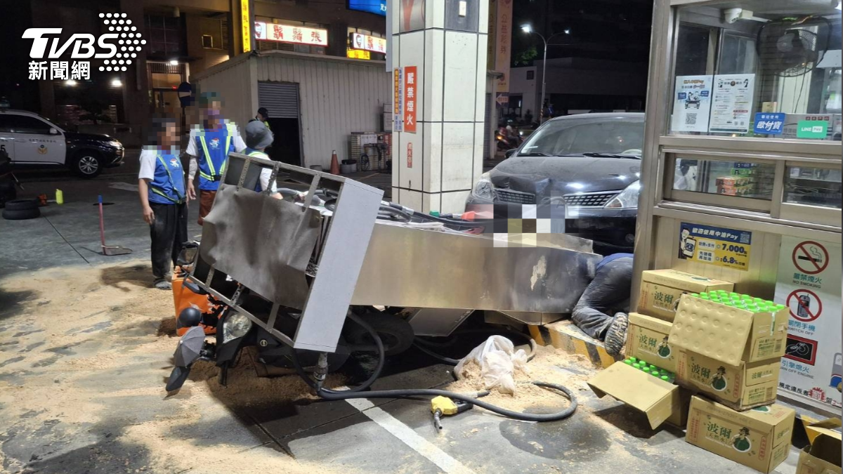 失控衝進加油站!龜山汽車暴衝 撞倒機台漏油釀2傷
