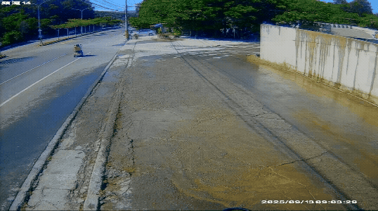 吳婦疑似要從外側車道左轉欲往北向車道,後方的翟男煞車不及撞上。(圖/TVBS)