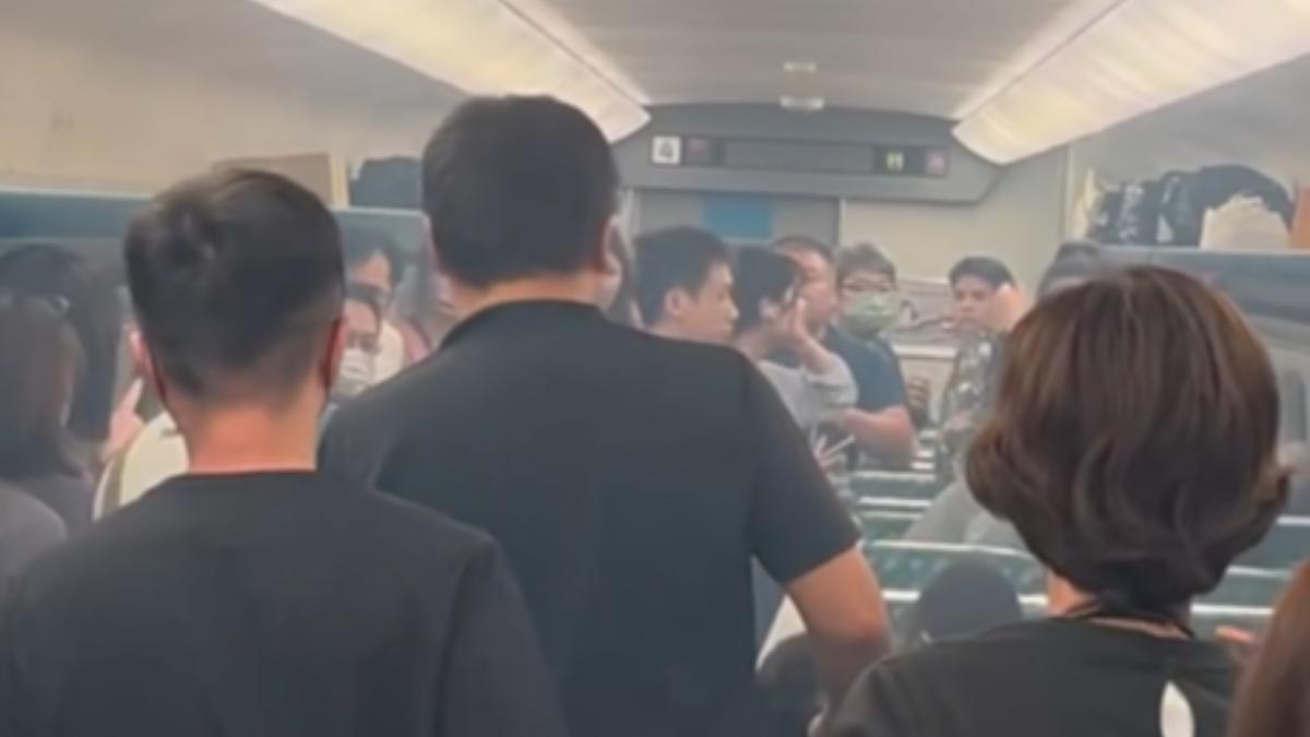 高鐵驚傳行動電源燃燒,車廂竄出濃煙。(圖/Thread@lahang.__授權提供)