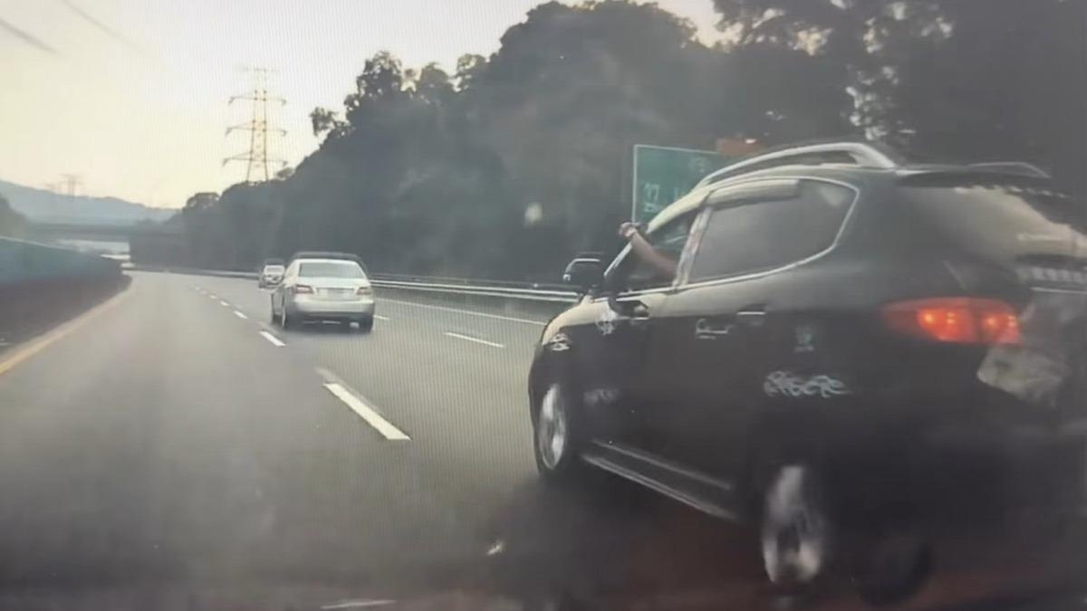休旅車男駕駛拿出空氣槍在賓士後方射擊、追逐。(圖/Threads「zheng_hong.ko」提供)