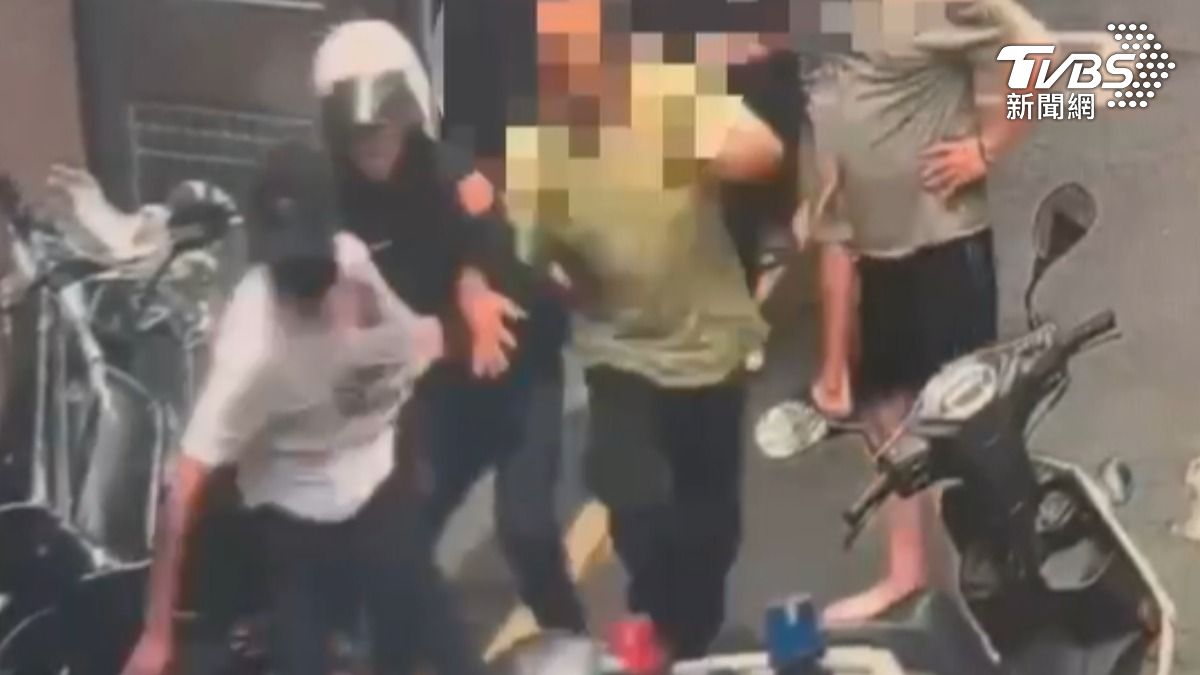 通緝犯探視母親被員警發現,假裝配合卻趁機要逃跑。(圖/TVBS)