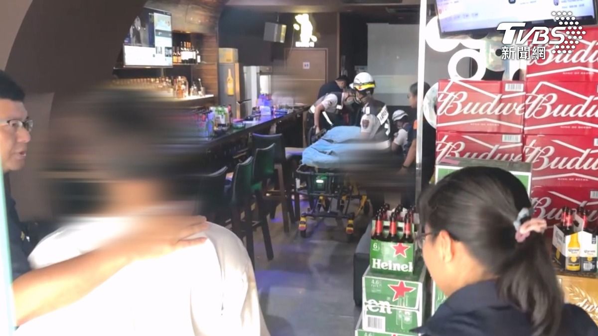 49歲男邀女店員遭到拒絕,一氣之下拿著辣椒水到店內噴灑,最後被另名顧客持酒瓶KO倒地(圖/TVBS)