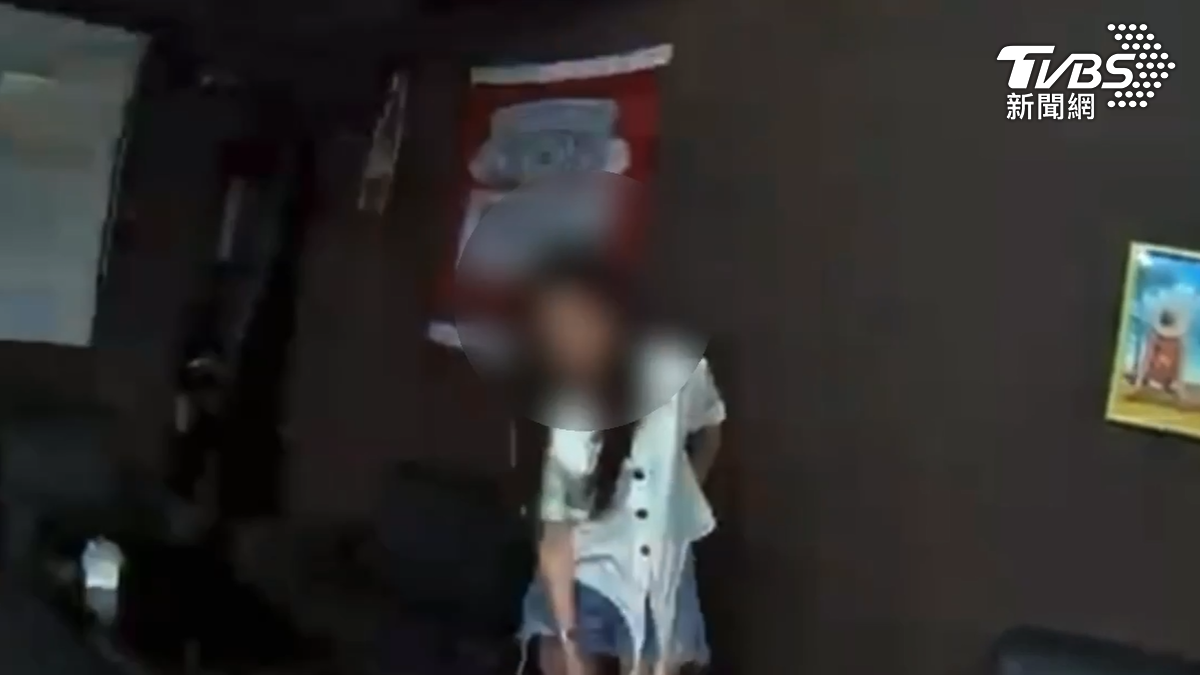 女子情緒相當激動,詢問救護車要來了沒,因為眼睛被辣椒水噴到,眼睛真的很痛(圖/TVBS)
