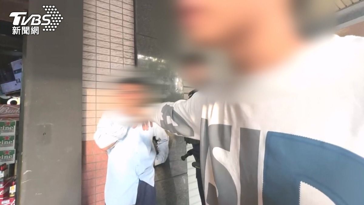 店內員工對員警店內當時情形,說另一個顧客一直幫忙制止,最後拿酒瓶,朝著噴辣椒水男子的頭K了下去(圖/TVBS)