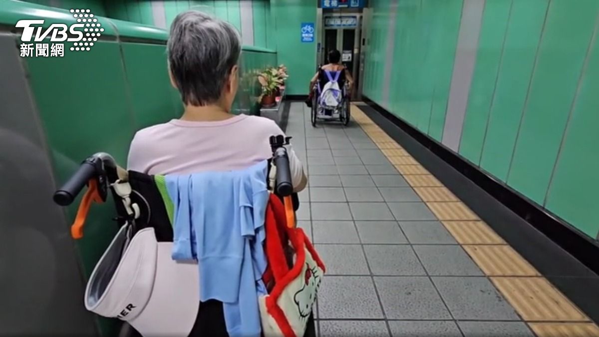 非當事坐輪椅民眾排隊搭乘電梯上下樓。(圖/TVBS)