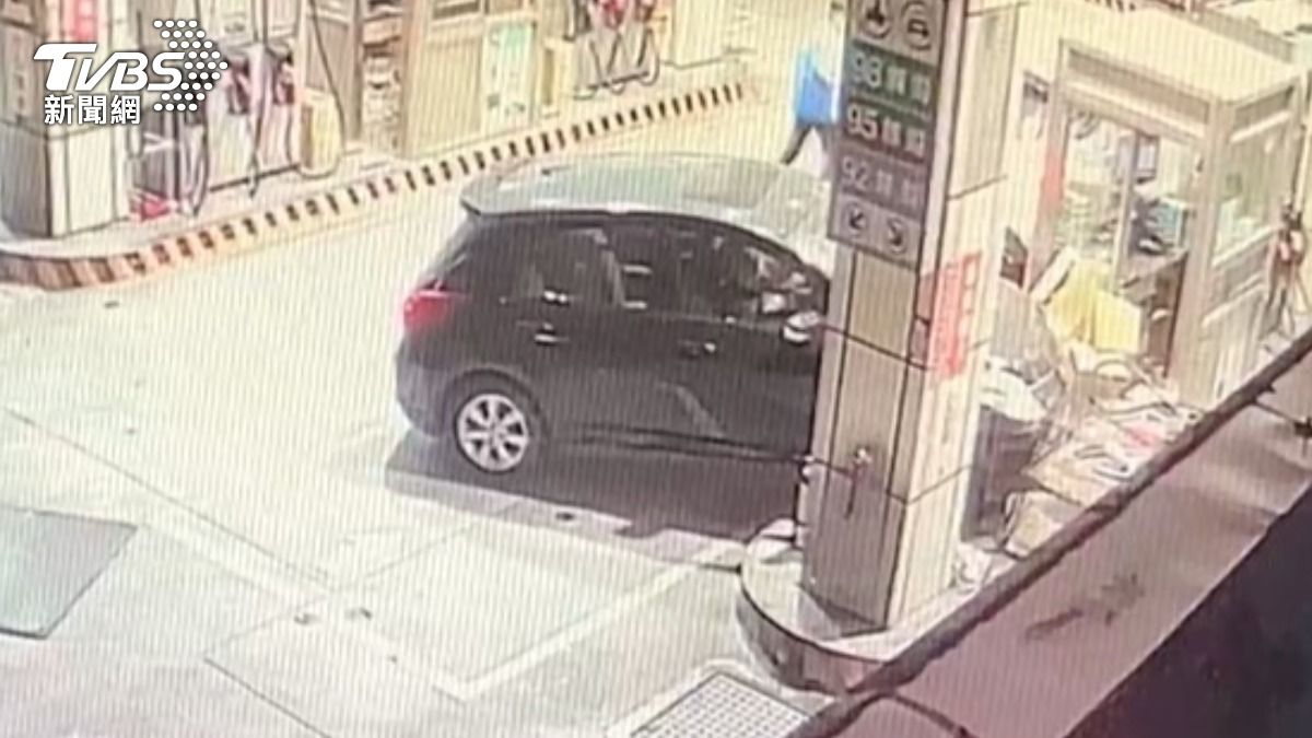 黑色轎車衝上加油島，撞倒加油機台。（圖／TVBS）