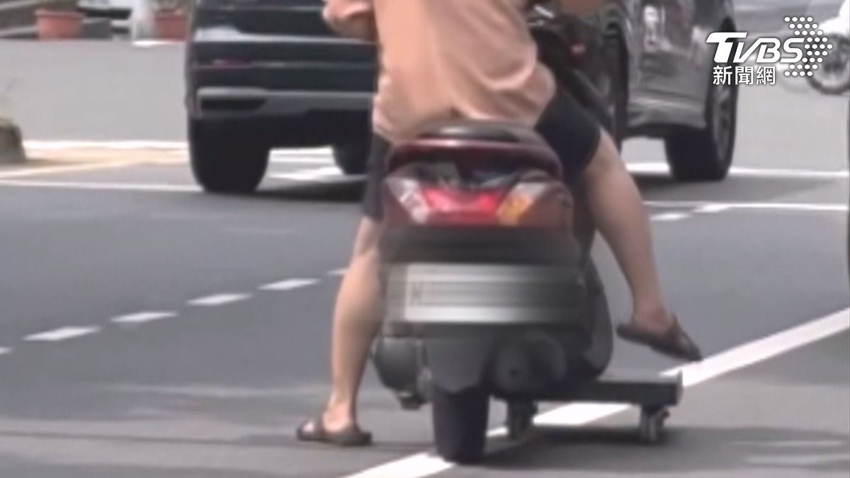 修車師傅說他的前面車頭沒辦法控制，而且他的前輪也沒辦法做煞車，非常危險（圖／翻攝Threads_liang.0209）