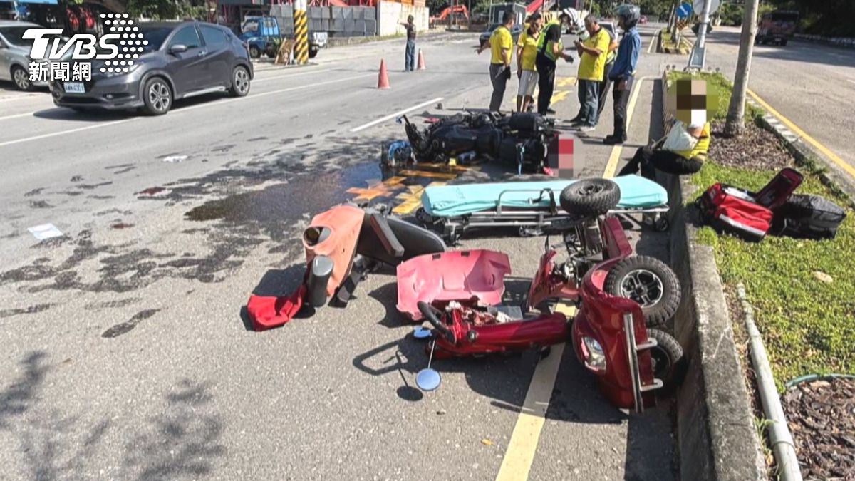 8旬嬤代步車遭重機撞飛慘死 「黃衣車隊」熱心協助。(圖/TVBS)