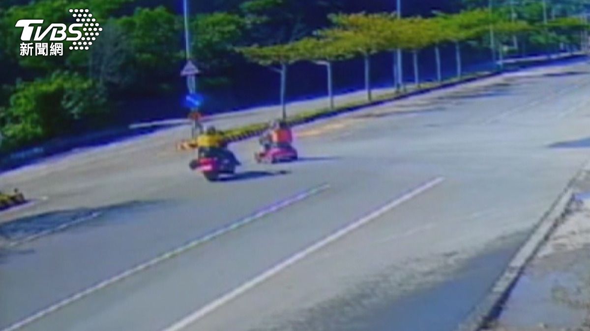 老婦代步車左轉 撞雙載重機釀1死2傷。(圖/TVBS)
