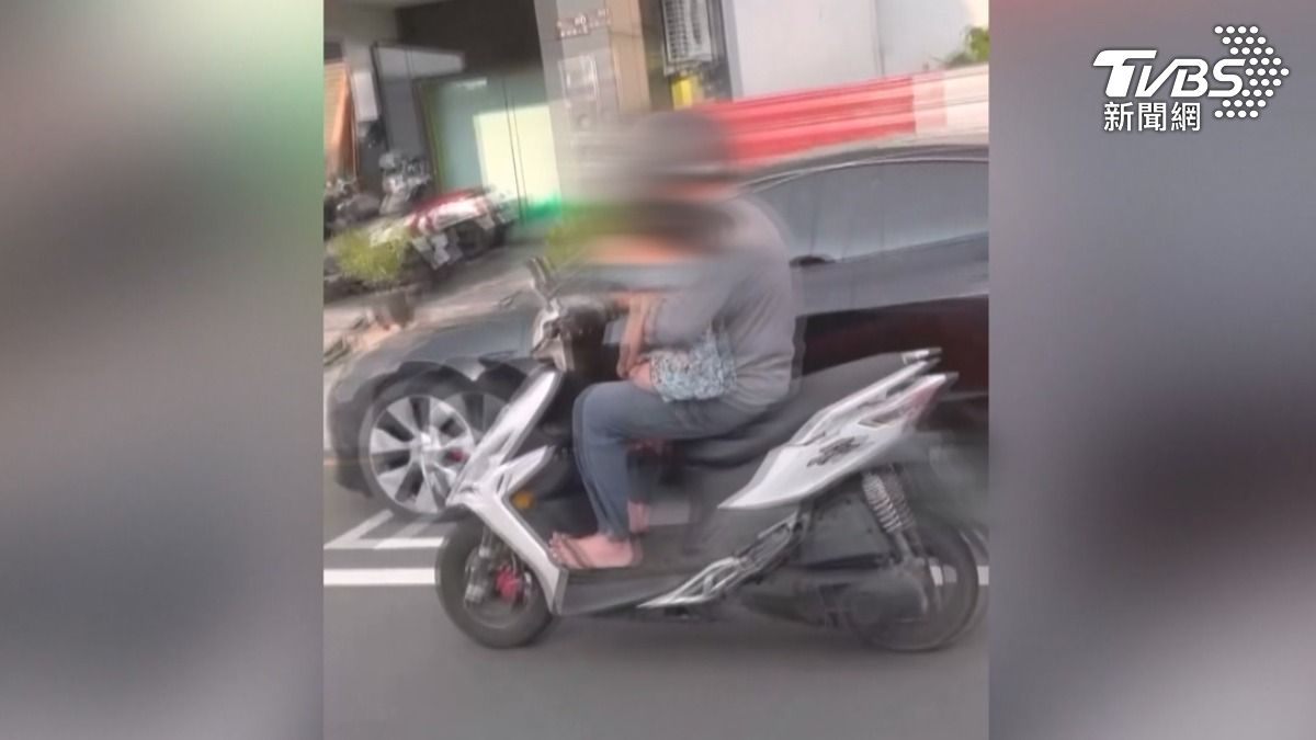男騎士疑似抱著小朋友，但小朋友竟然不是坐在坐墊上，而是放在男子的腳上，讓民眾看了都說這樣好危險（圖／翻攝Threads_yan_11128）