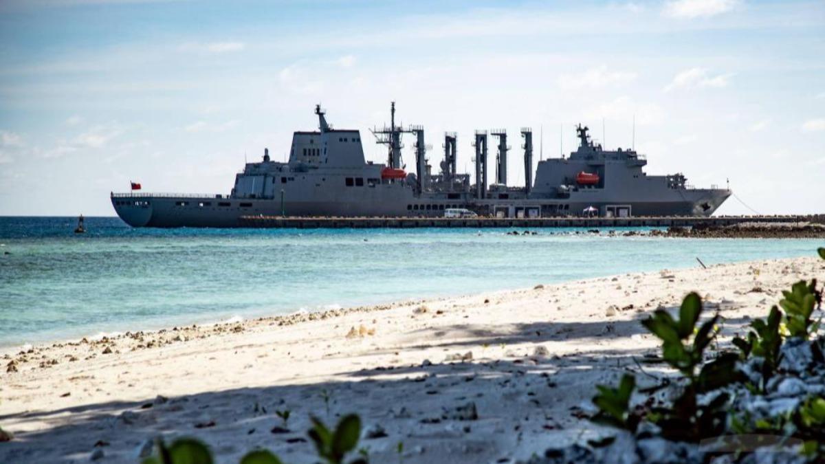 海軍萬噸級「磐石艦」泊靠太平島首曝光 戰略意義重大