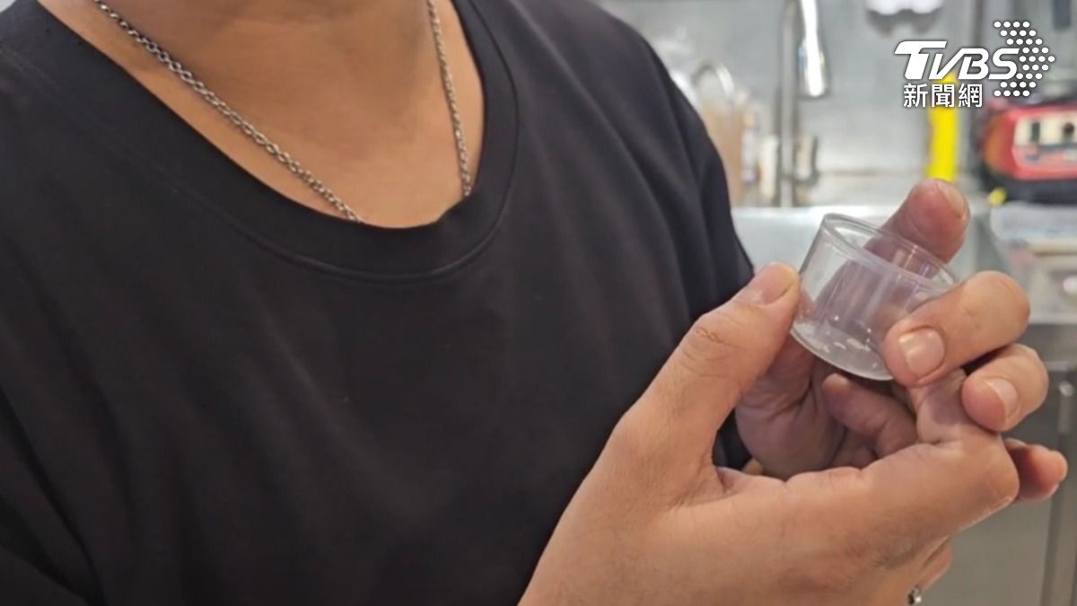 飲料店不慎將塑膠量杯打進綠豆冰沙。(圖/TVBS)