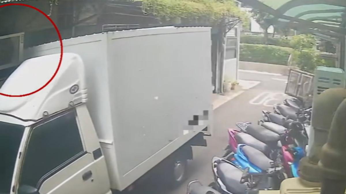 貨車進巷車斗撞壞窗型冷氣。(圖/當事人提供)