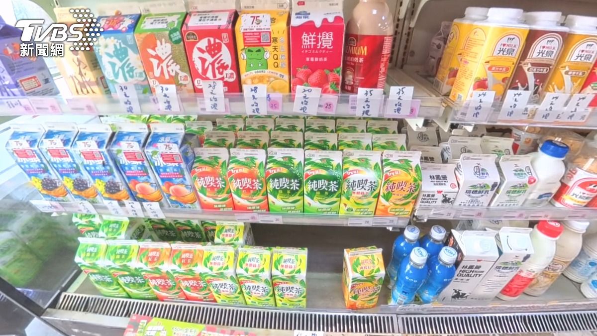 一家超商的加盟店,貨架上卻是手寫標籤,特地標註只收現金,和直營店相比的話,幾乎都打八折(圖/TVBS)