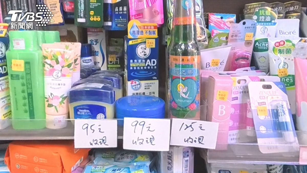 高雄楠梓的這家連鎖超商,商品標價而是多一張白紙,寫著更便宜的價格寫著收現(圖/TVBS)