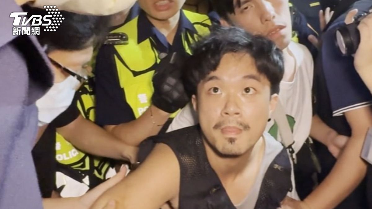 圖中該名男子,連續揮拳三次攻擊員警頭部。(圖/TVBS)