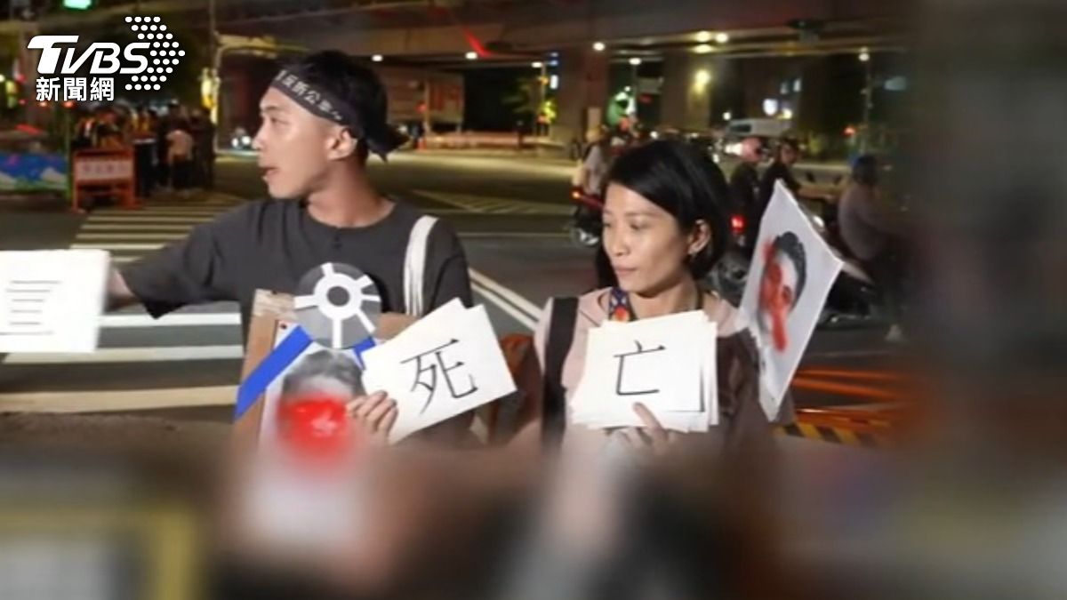還有民眾捧著蔣萬安的黑白照,讓藍營議員王欣儀怒轟,檢方不辦嗎。(圖/TVBS)