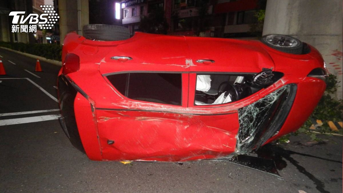 台中男開到一半鬼切!害29歲女煞不住猛撞 車翻人噴飛昏迷