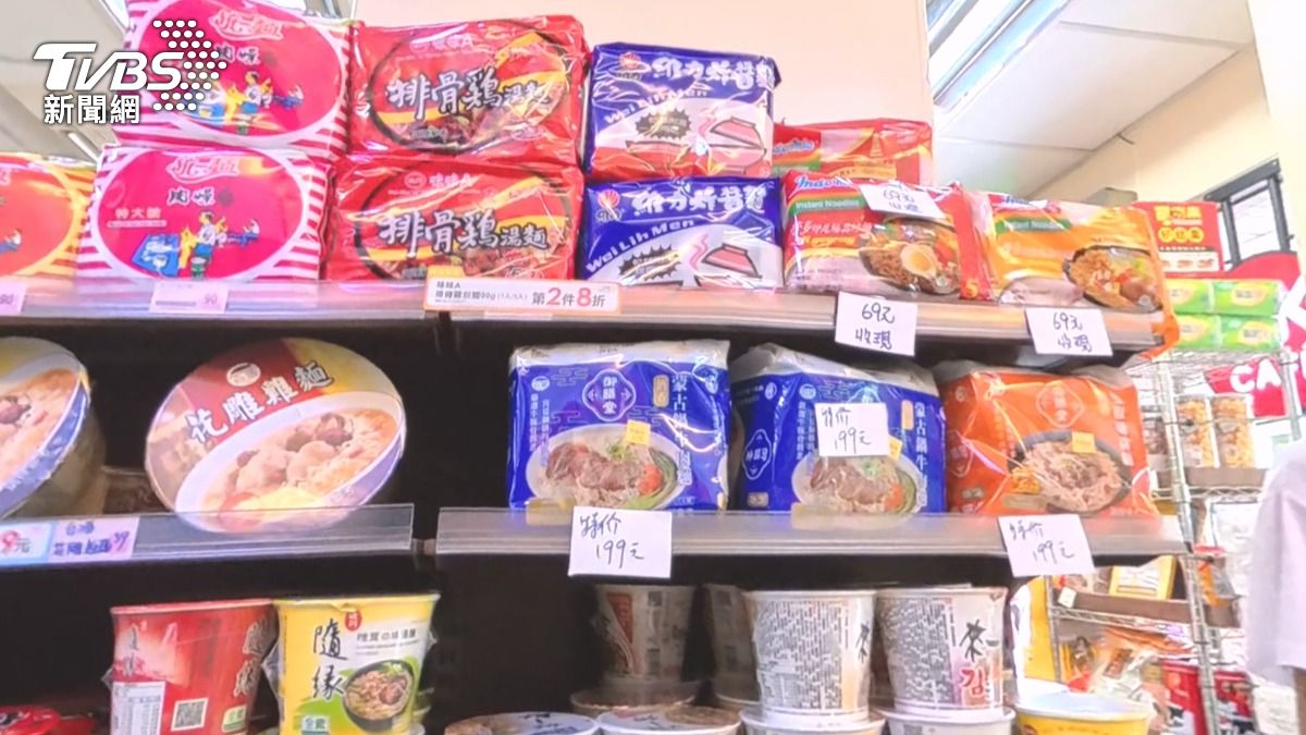 泡麵還有不同價格,紙標籤貼225元,手寫價特價199元,收現69元幾乎都是8折價(圖/TVBS)