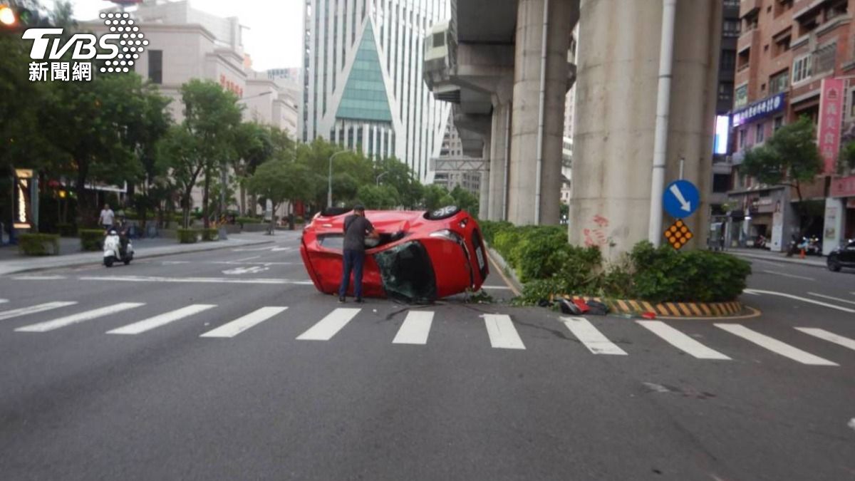 由於撞擊力道強烈,張女也噴飛車外,受有全身多處擦挫傷、意識昏迷。(圖/TVBS)