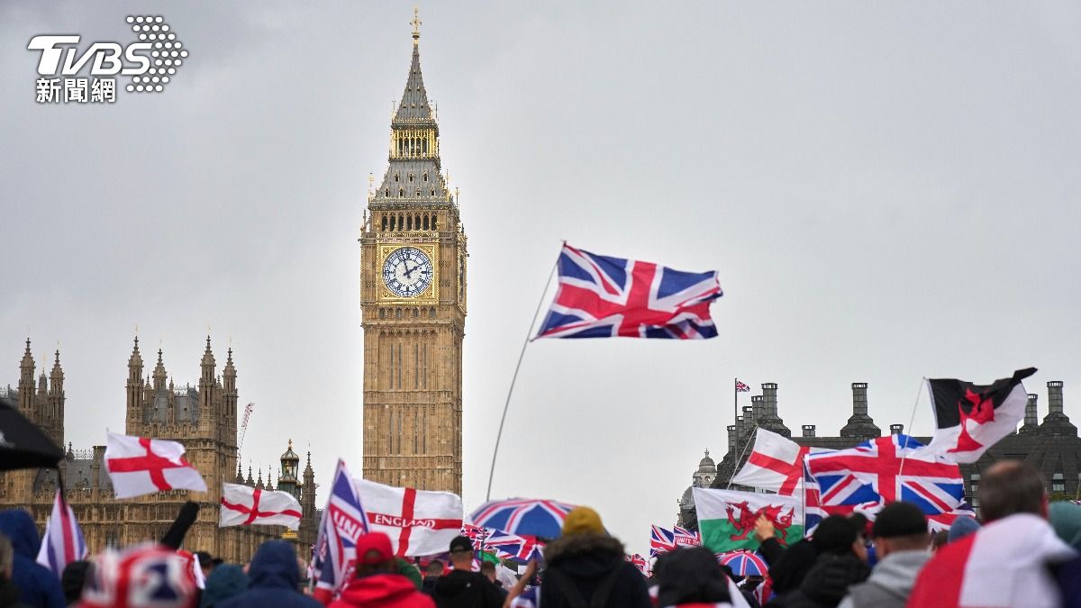 英國倫敦街頭13日爆發名叫「團結王國」的反移民遊行,吸引15萬人參加上街抗議。(圖/達志影像美聯社)