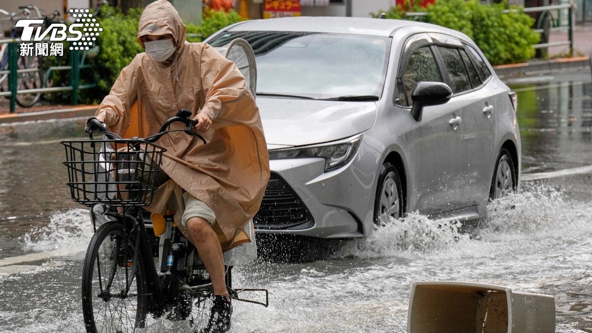 秋雨鋒面滯留日本,全國多處地區暴雨成災河水淹上道路影響交通。(圖/達志影像美聯社)